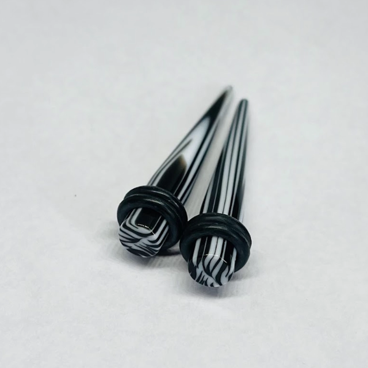 4G Black_White Zebra Medium Acrylic Tapers