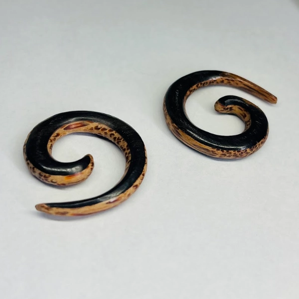 4G Coconut Wood Medium Spiral Hangers