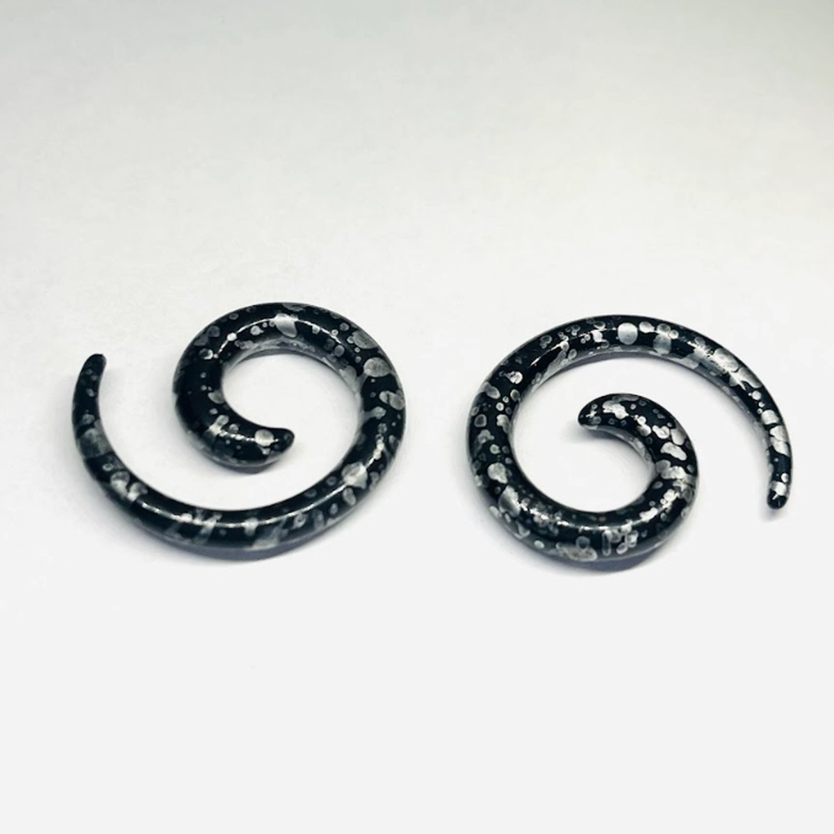 6G Black Silver Splatter Spiral Hangers