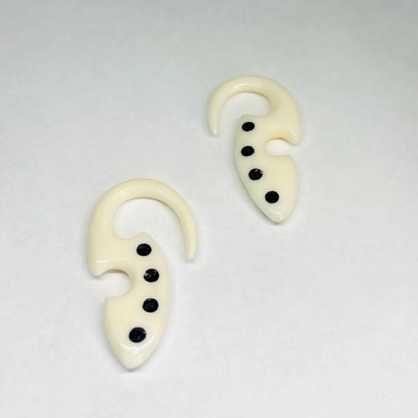 6G Bone Black Dotted Hangers