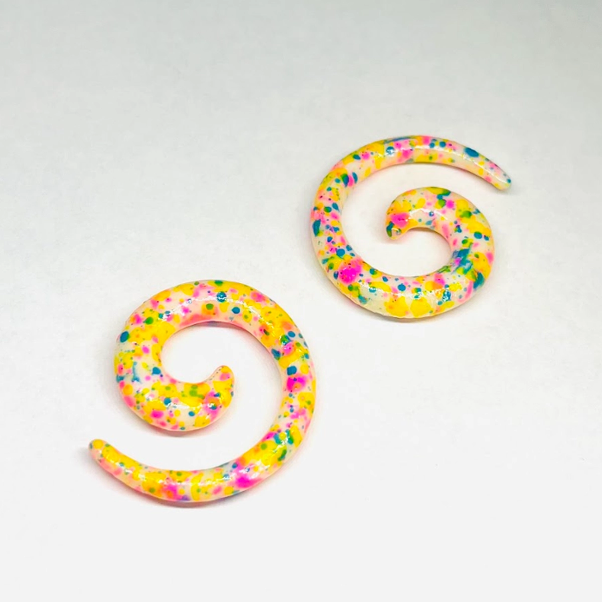 6G Multicolor Splatter Acrylic Spiral Hangers